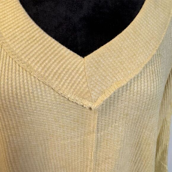 NWT Lush Women's V-Neck Long Sleeve Cream Oversized Shirt Layering Size M Casual - Picture 3 of 8